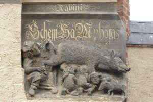 tribunal-da-alemanha-decide-manter-estatua-antissemita-de-“porca-judia”